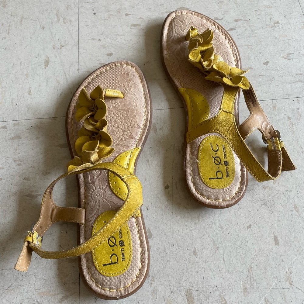 B.o.c.
Born Concept
Yellow flower sandals
Leather upper
Size 8